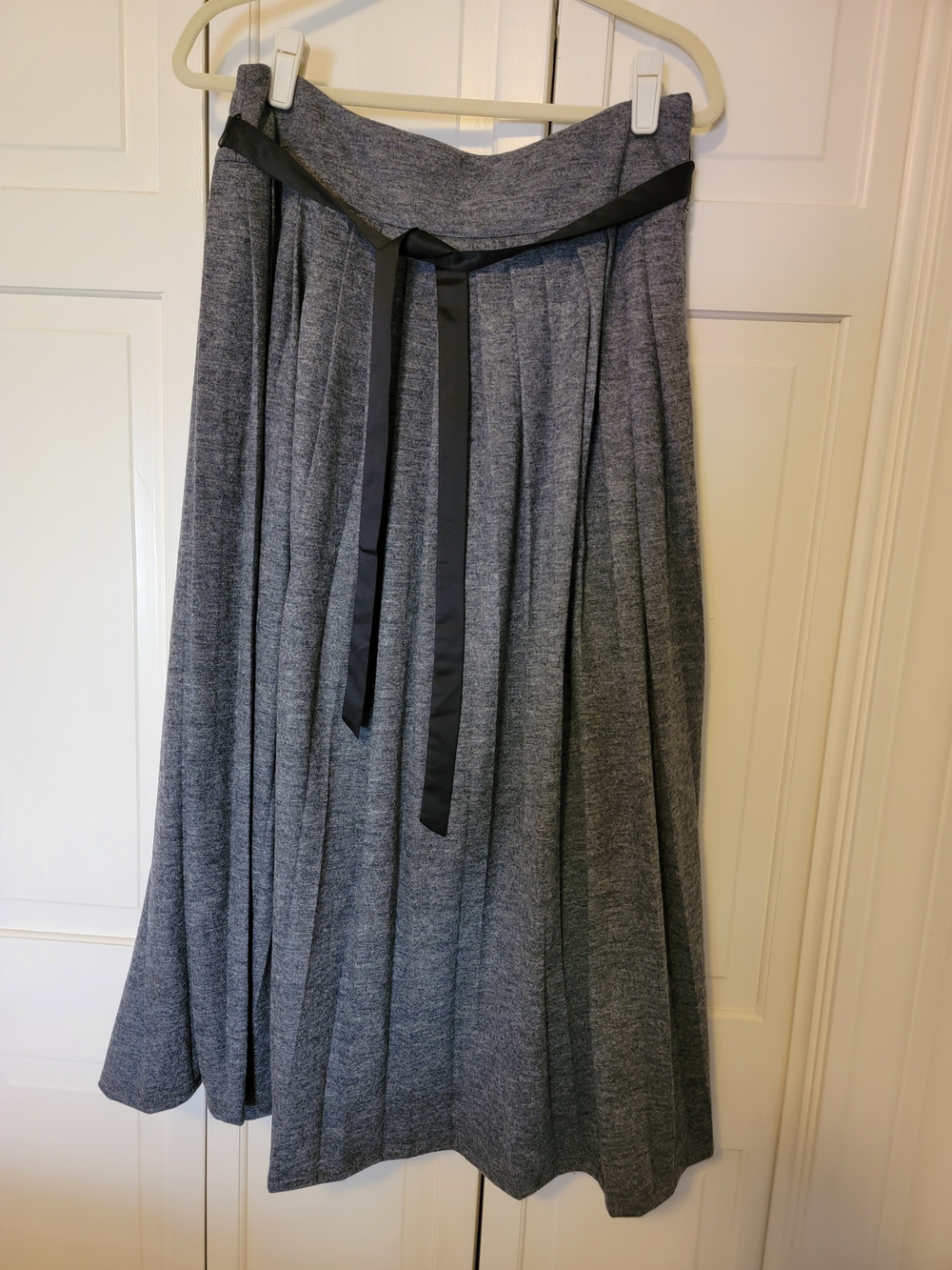Isabella Bird Gray Pleated Maxi Skirt with Black Waist Tie Size M EUC